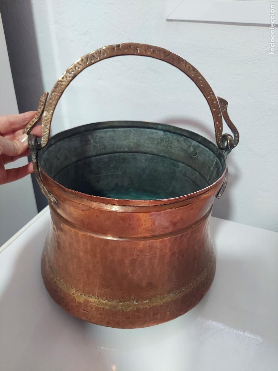 Antig&uuml;edades: Antigua olla de cobre con mango de bronce - Foto 1