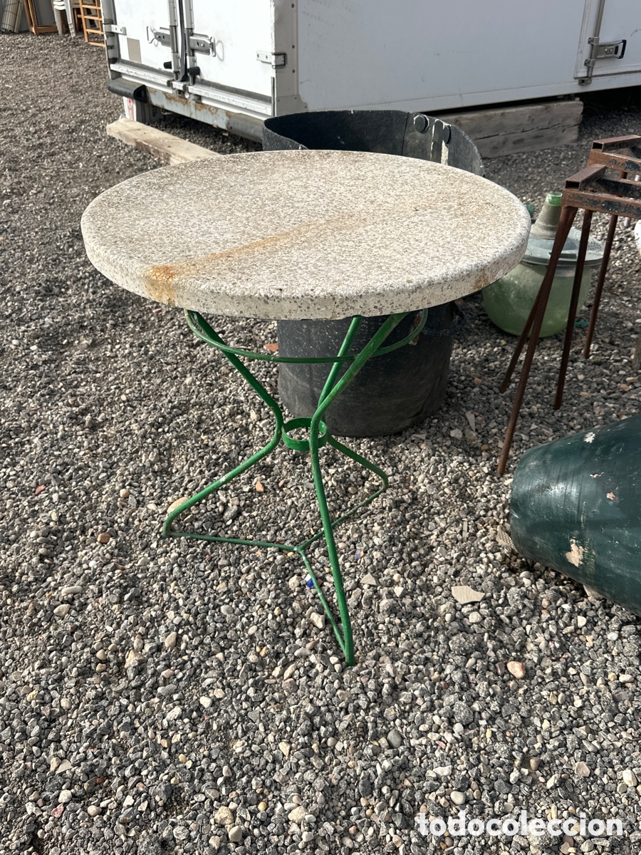 Antig&uuml;edades: Velador de hierro y piedra - Foto 1