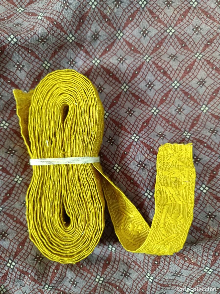 Antig&uuml;edades: Gal&oacute;n de algod&oacute;n brocado amarillo. 440cm - Foto 1