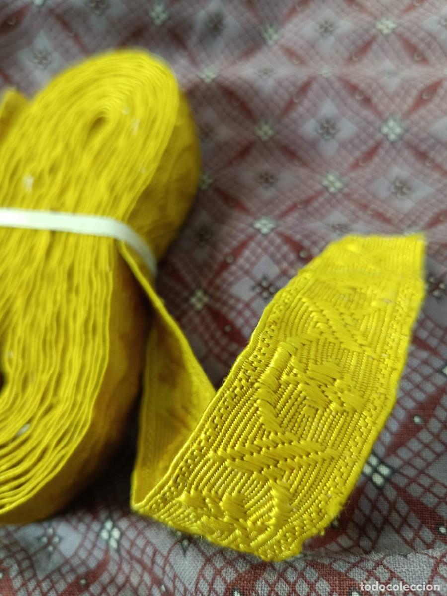 Antig&uuml;edades: Gal&oacute;n de algod&oacute;n brocado amarillo. 440cm - Foto 2
