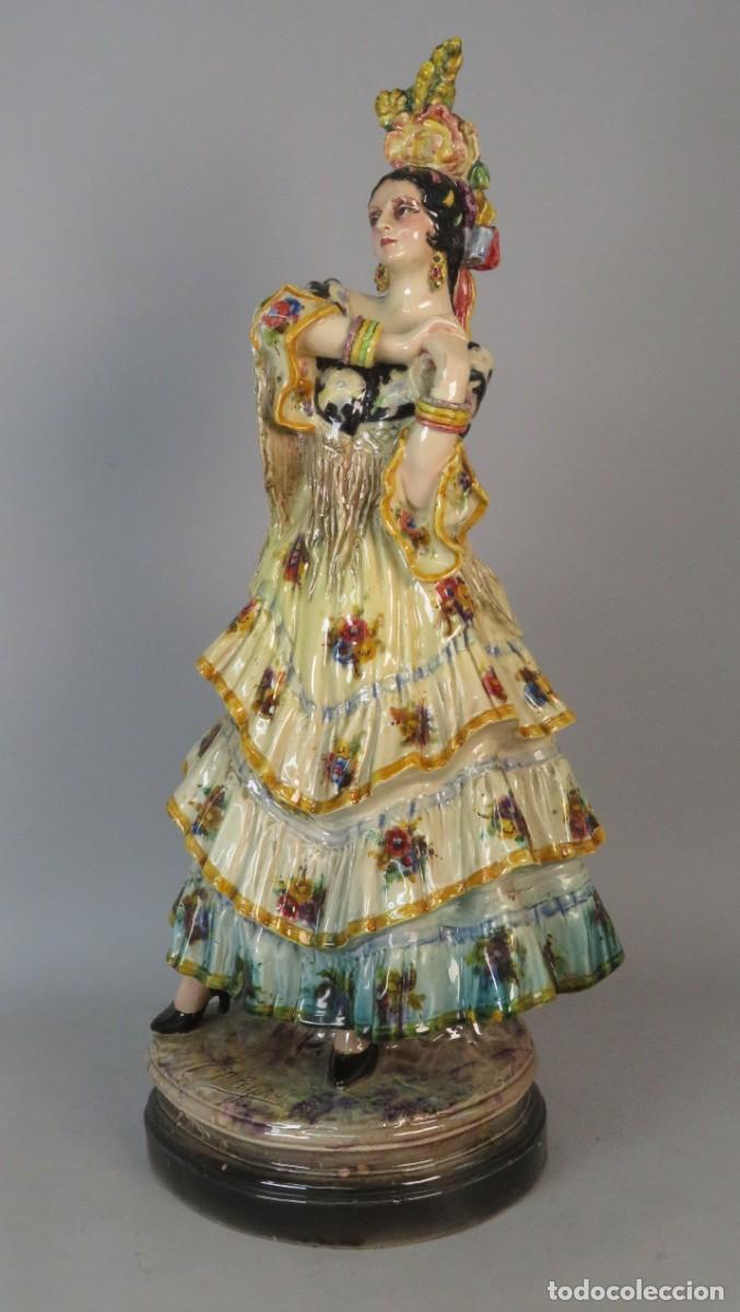 Antig&uuml;edades: Andaluza con peineta y mant&oacute;n en cer&aacute;mica vidriada Antonio Peyr&oacute; firmada y con marca incisa a&ntilde;os 30