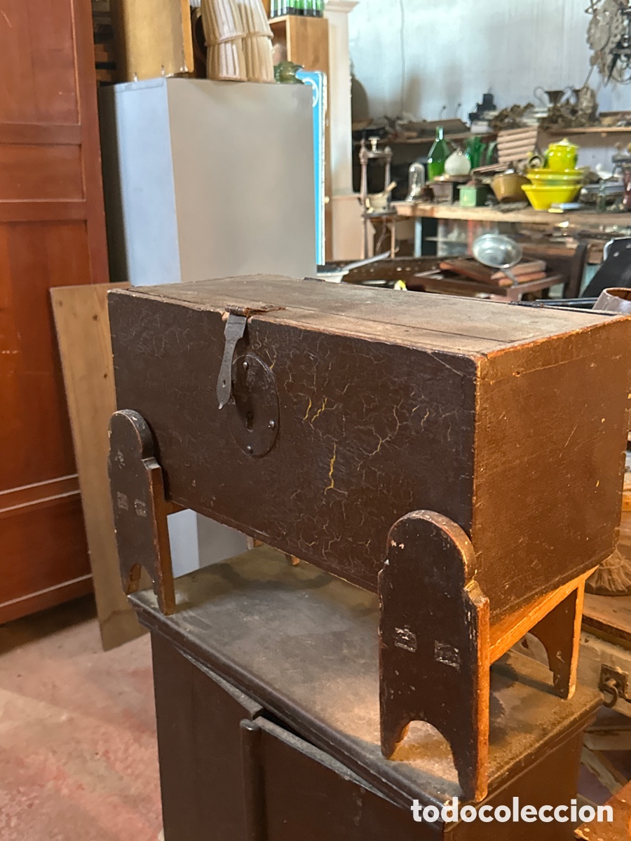 Antig&uuml;edades: Ba&uacute;l o arca con sus patas de madera - Foto 1