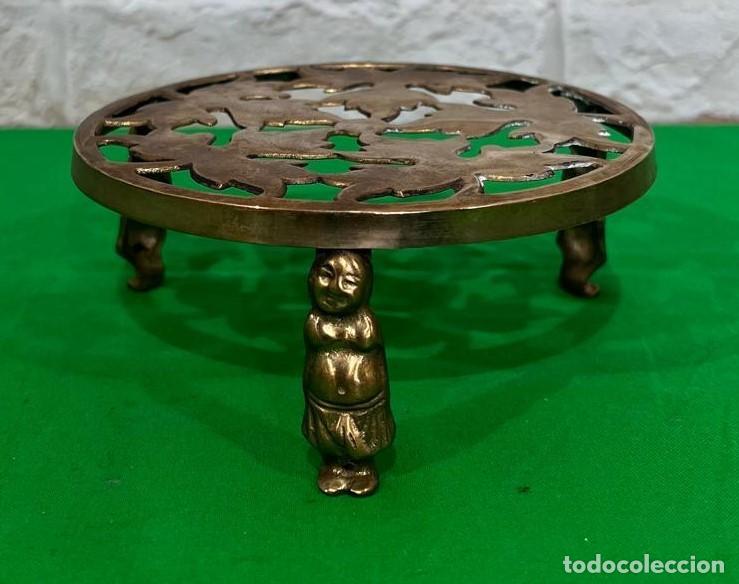 Antig&uuml;edades: Antiguo salvamanteles de bronce - Foto 2