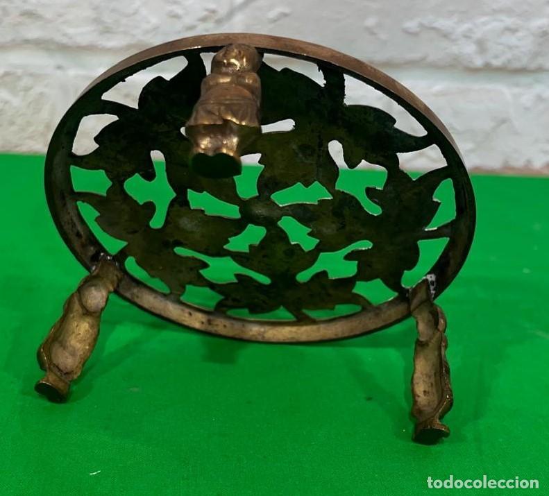 Antig&uuml;edades: Antiguo salvamanteles de bronce - Foto 3