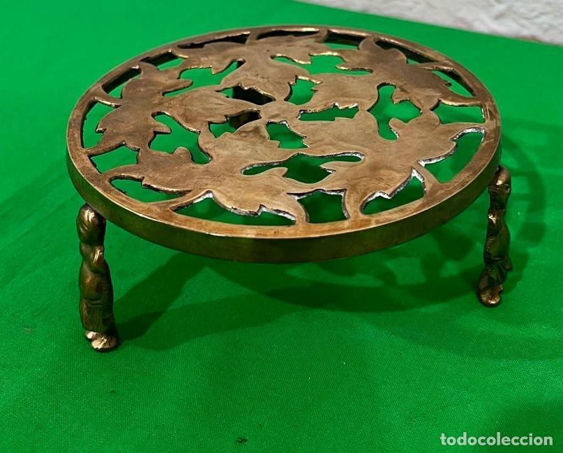 Antig&uuml;edades: Antiguo salvamanteles de bronce - Foto 4