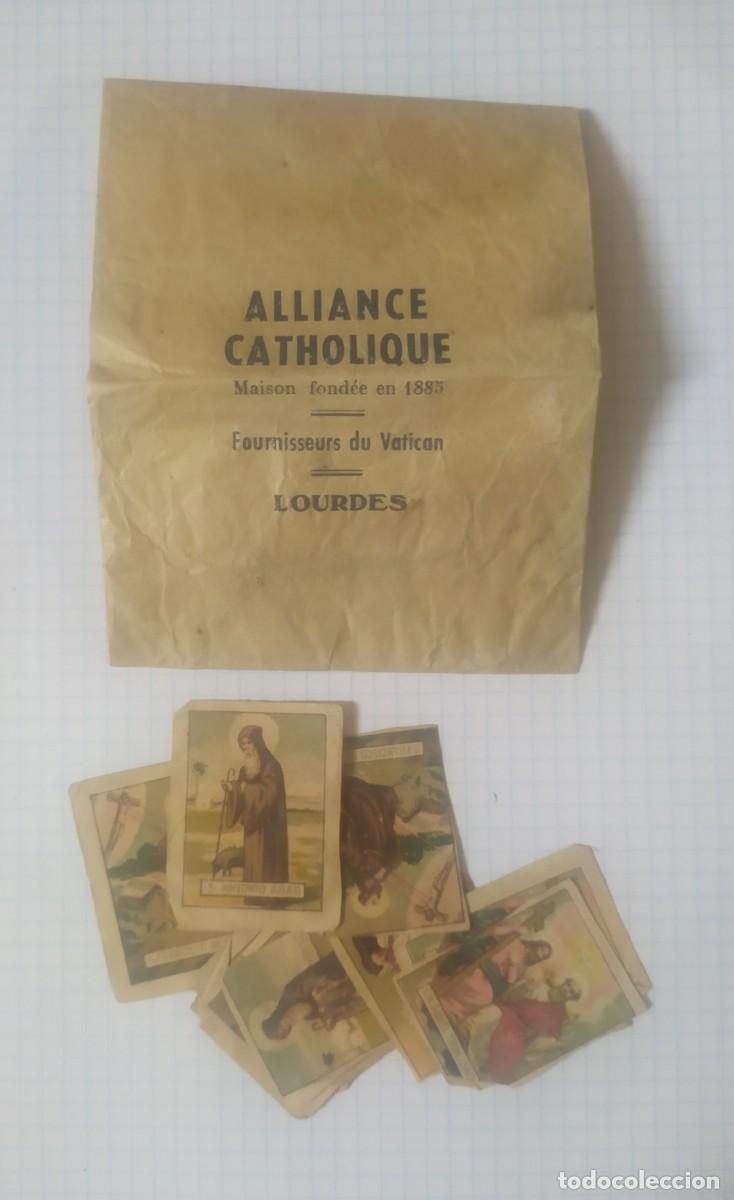 Antig&uuml;edades: Sobre con estampillas religiosas - Foto 1