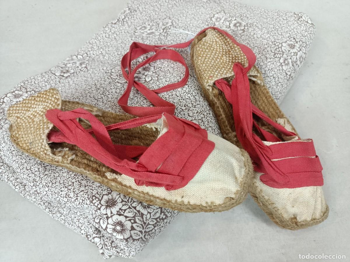 Antig&uuml;edades: Antiguas alpargatas con cinta roja - Foto 1
