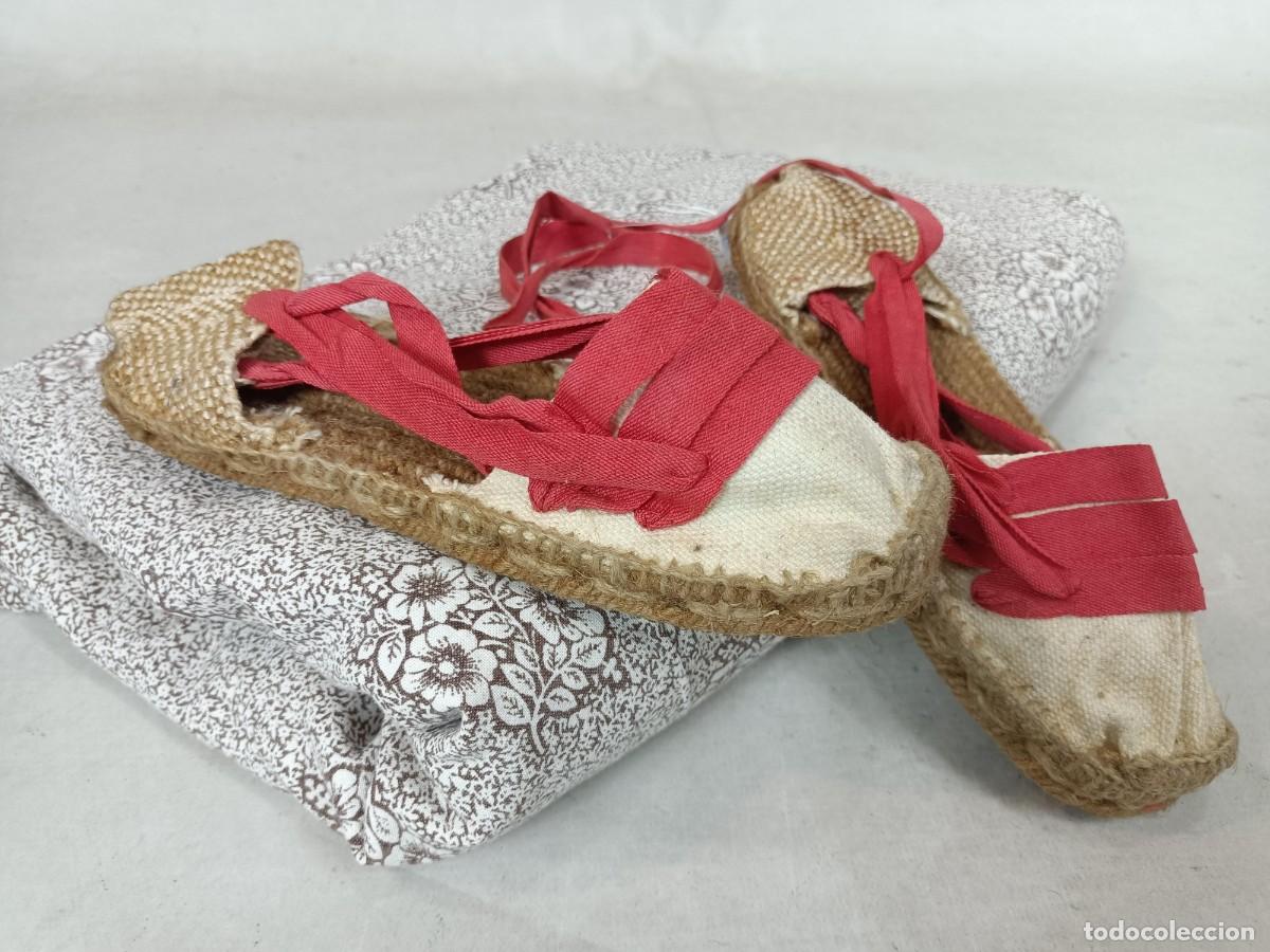 Antig&uuml;edades: Antiguas alpargatas con cinta roja - Foto 2