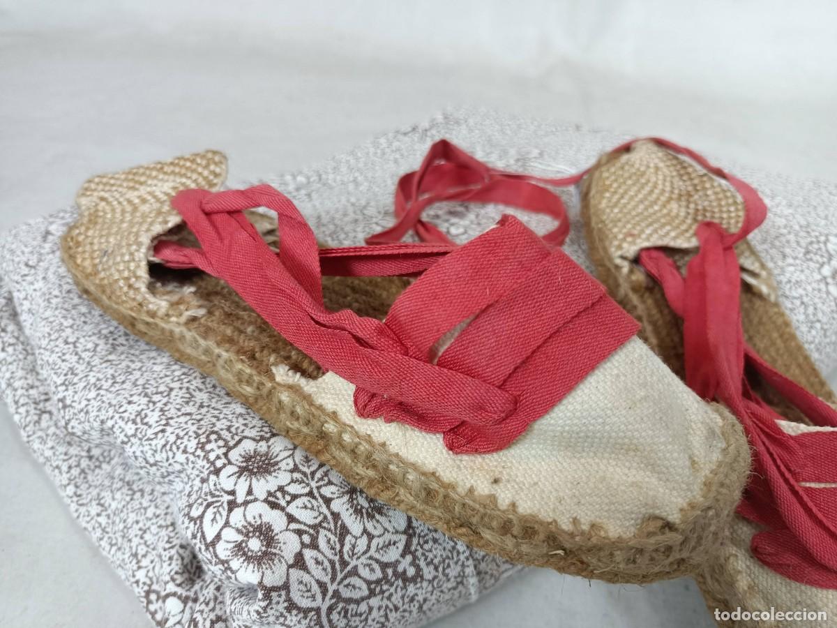 Antig&uuml;edades: Antiguas alpargatas con cinta roja - Foto 3