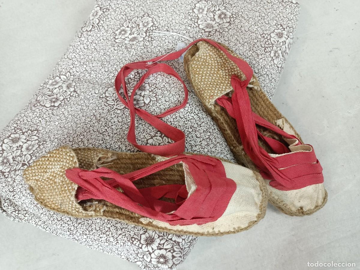 Antig&uuml;edades: Antiguas alpargatas con cinta roja - Foto 4