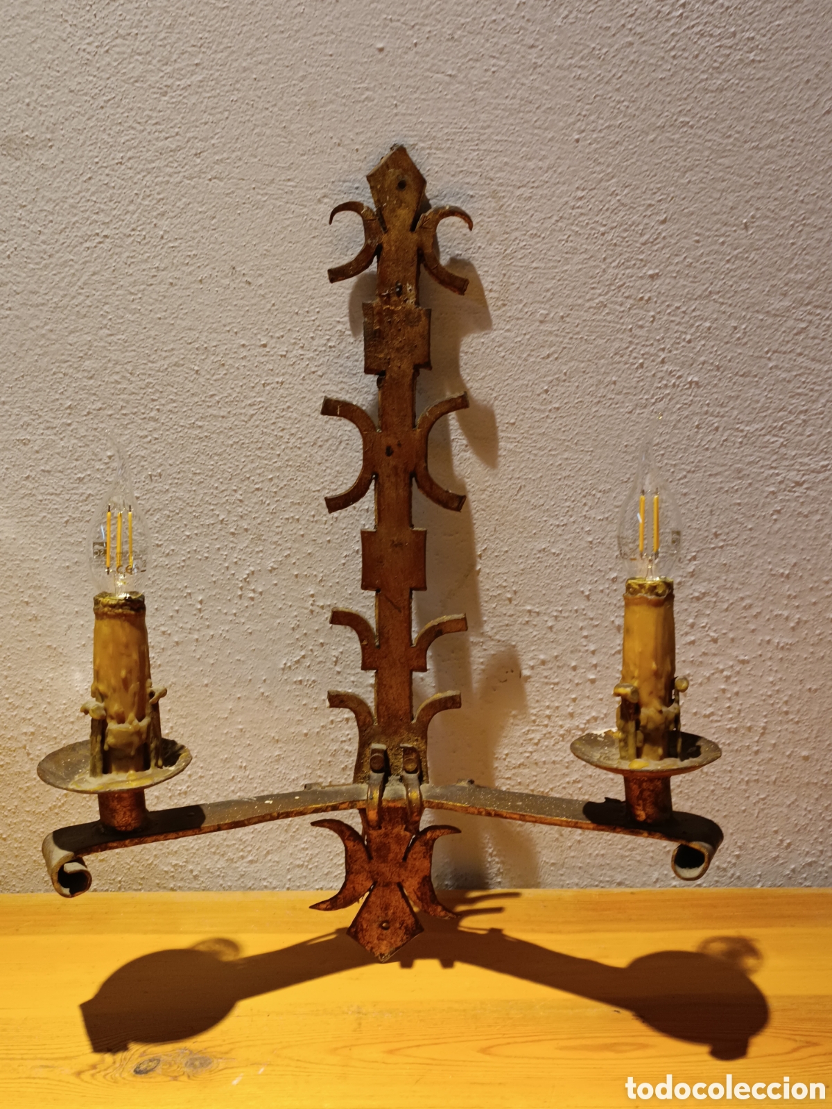 Antig&uuml;edades: APLIQUE DE PARED DE HIERRO DORADO CON DOS LUCES - Foto 3