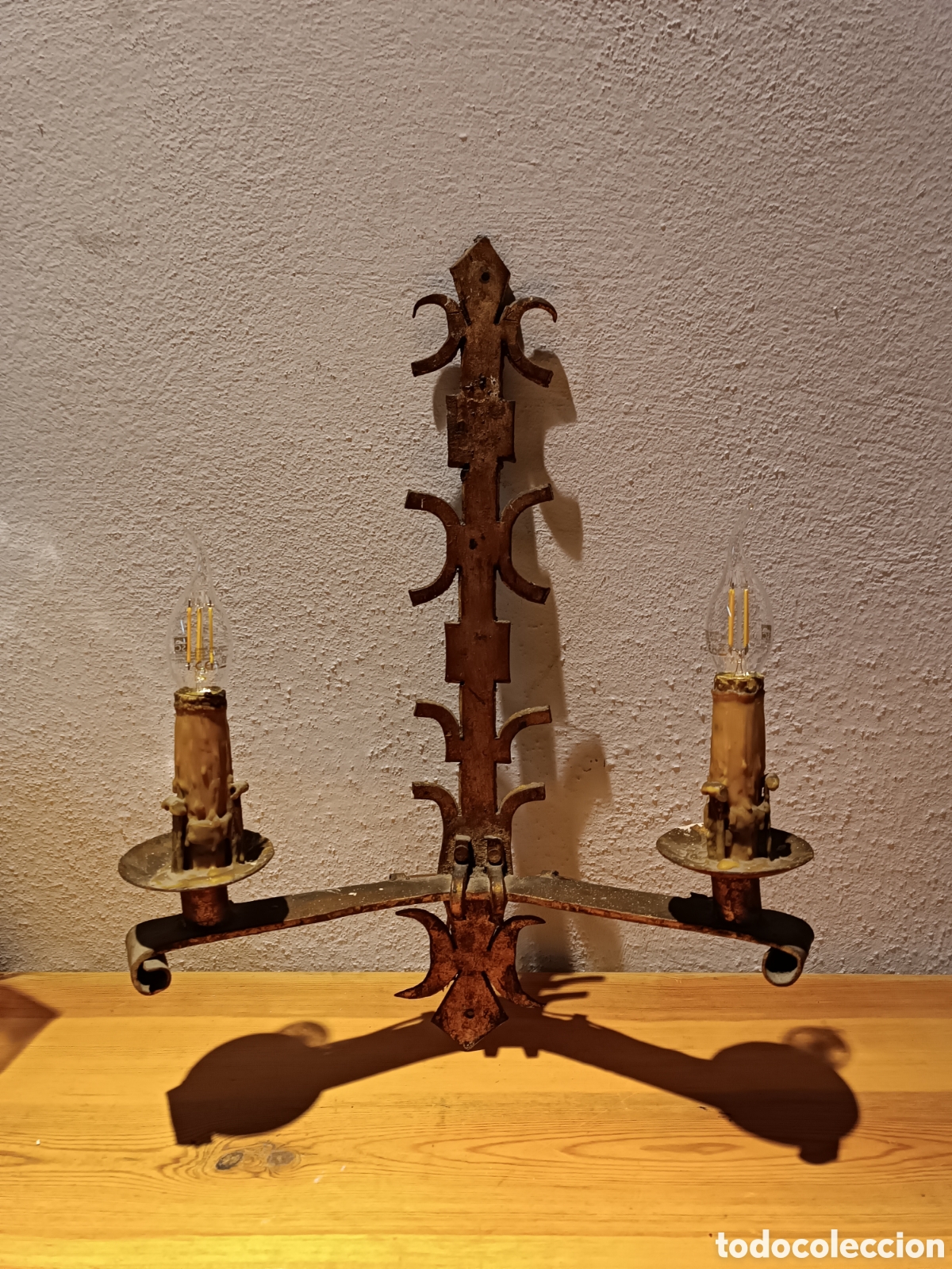 Antig&uuml;edades: APLIQUE DE PARED DE HIERRO DORADO CON DOS LUCES - Foto 4