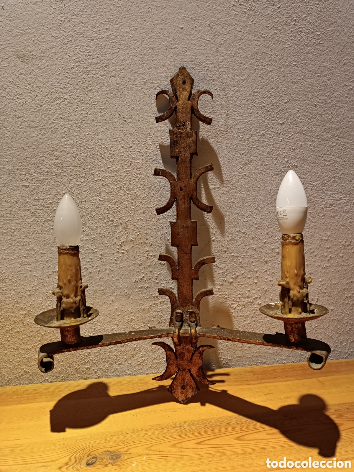 Antig&uuml;edades: APLIQUE DE PARED DE HIERRO DORADO CON DOS LUCES - Foto 5