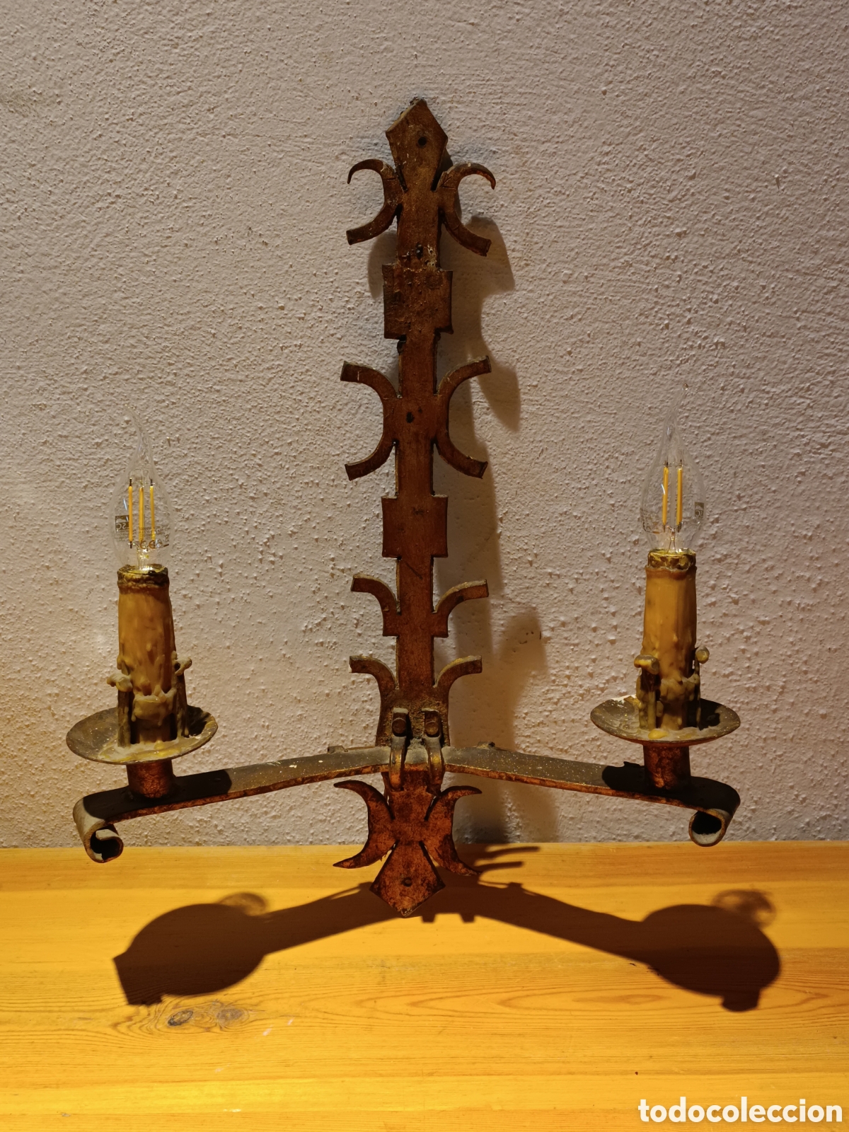 Antig&uuml;edades: APLIQUE DE PARED DE HIERRO DORADO CON DOS LUCES - Foto 6