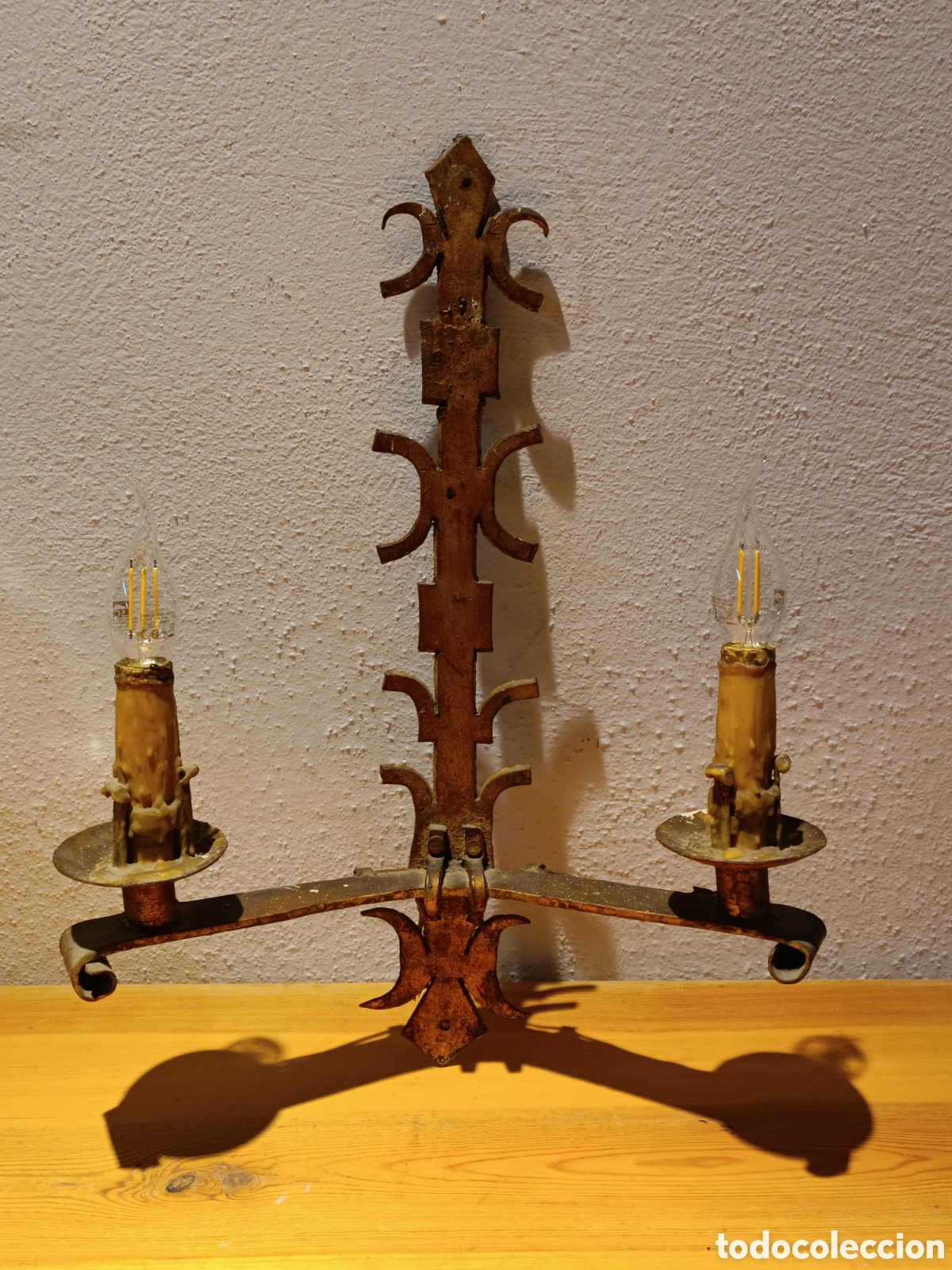 Antig&uuml;edades: APLIQUE DE PARED DE HIERRO DORADO CON DOS LUCES - Foto 7