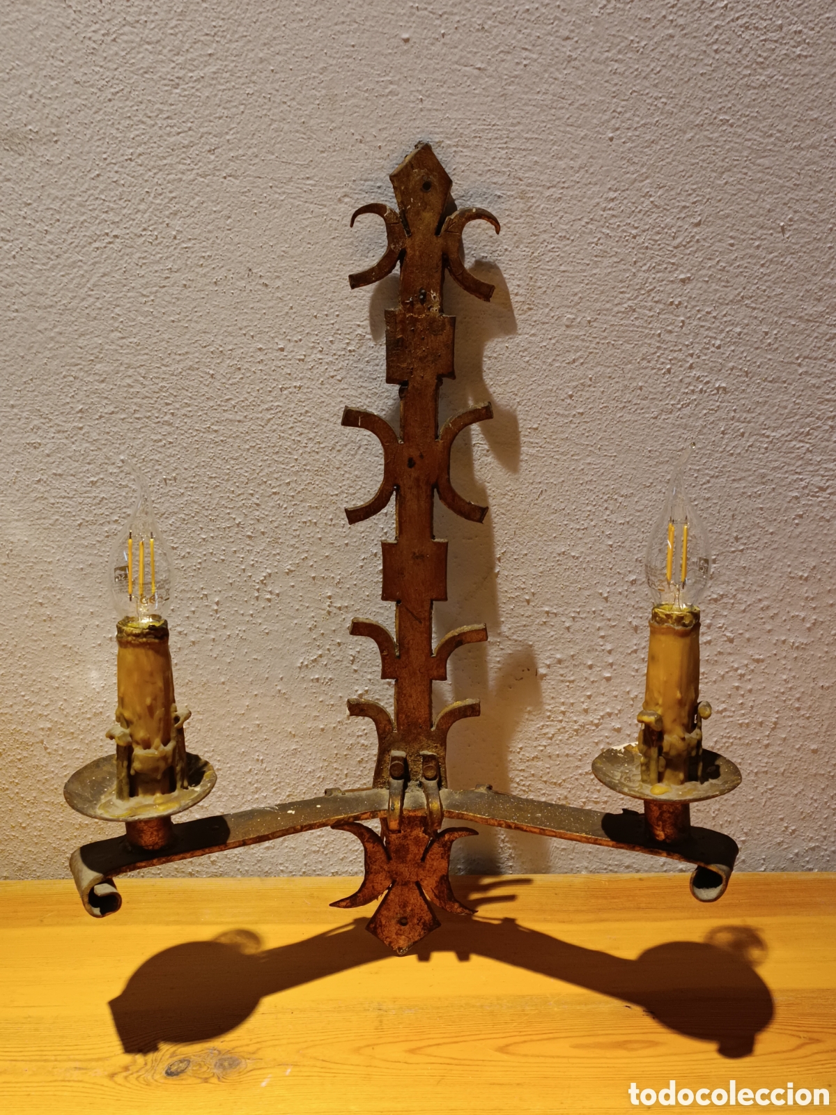 Antig&uuml;edades: APLIQUE DE PARED DE HIERRO DORADO CON DOS LUCES - Foto 8