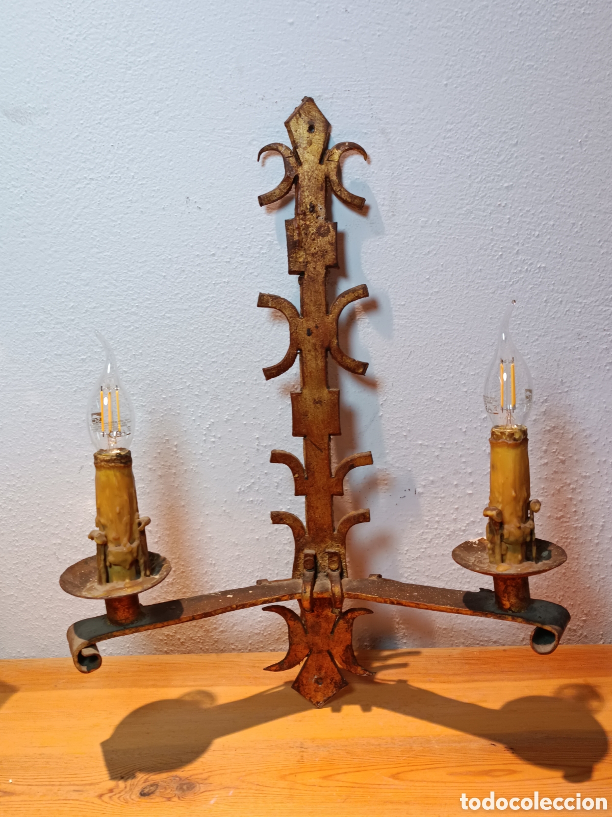 Antig&uuml;edades: APLIQUE DE PARED DE HIERRO DORADO CON DOS LUCES - Foto 9