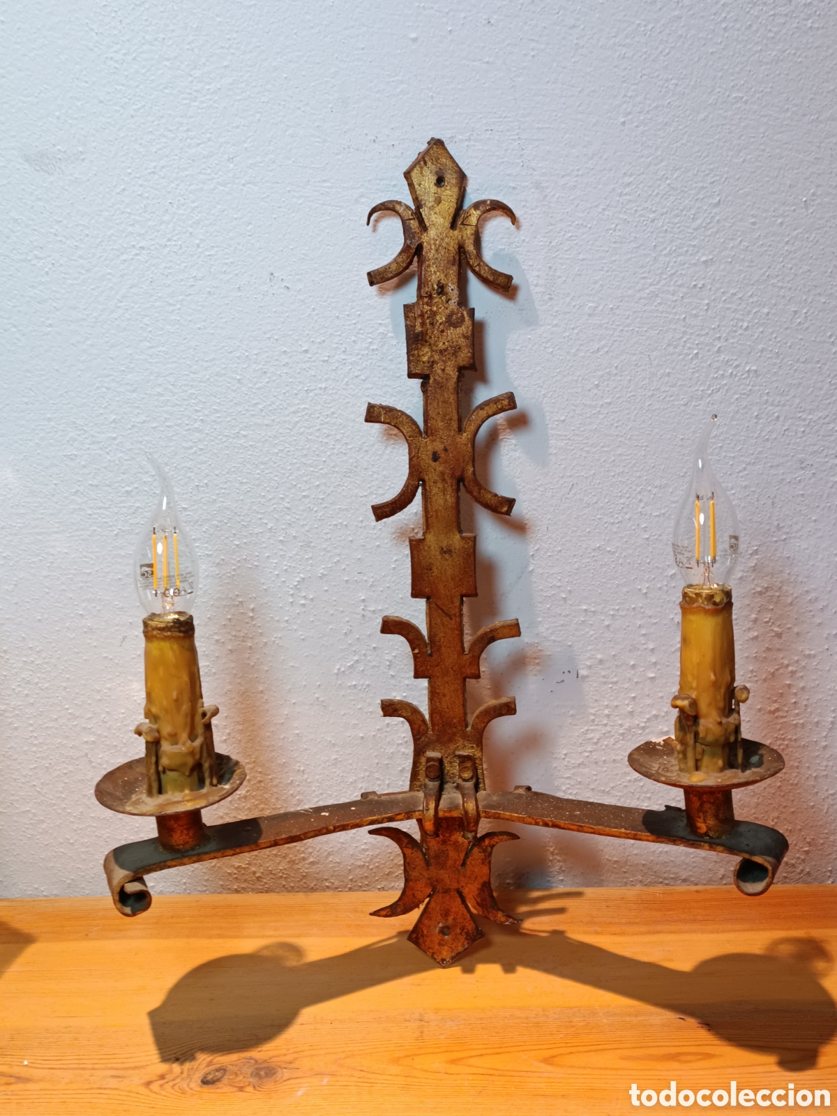 Antig&uuml;edades: APLIQUE DE PARED DE HIERRO DORADO CON DOS LUCES - Foto 10