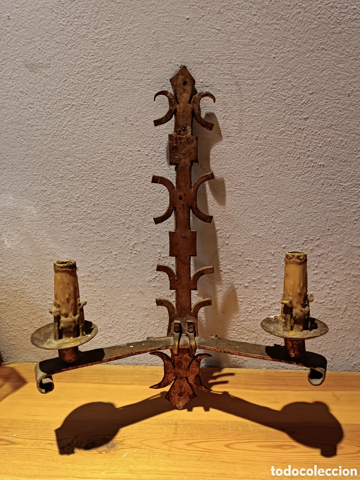 Antig&uuml;edades: APLIQUE DE PARED DE HIERRO DORADO CON DOS LUCES - Foto 1