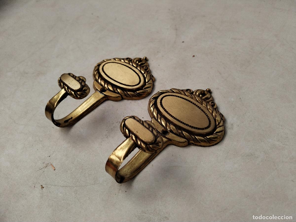 Antig&uuml;edades: 2 perchas de pared en metal dorado - c145 - Foto 2