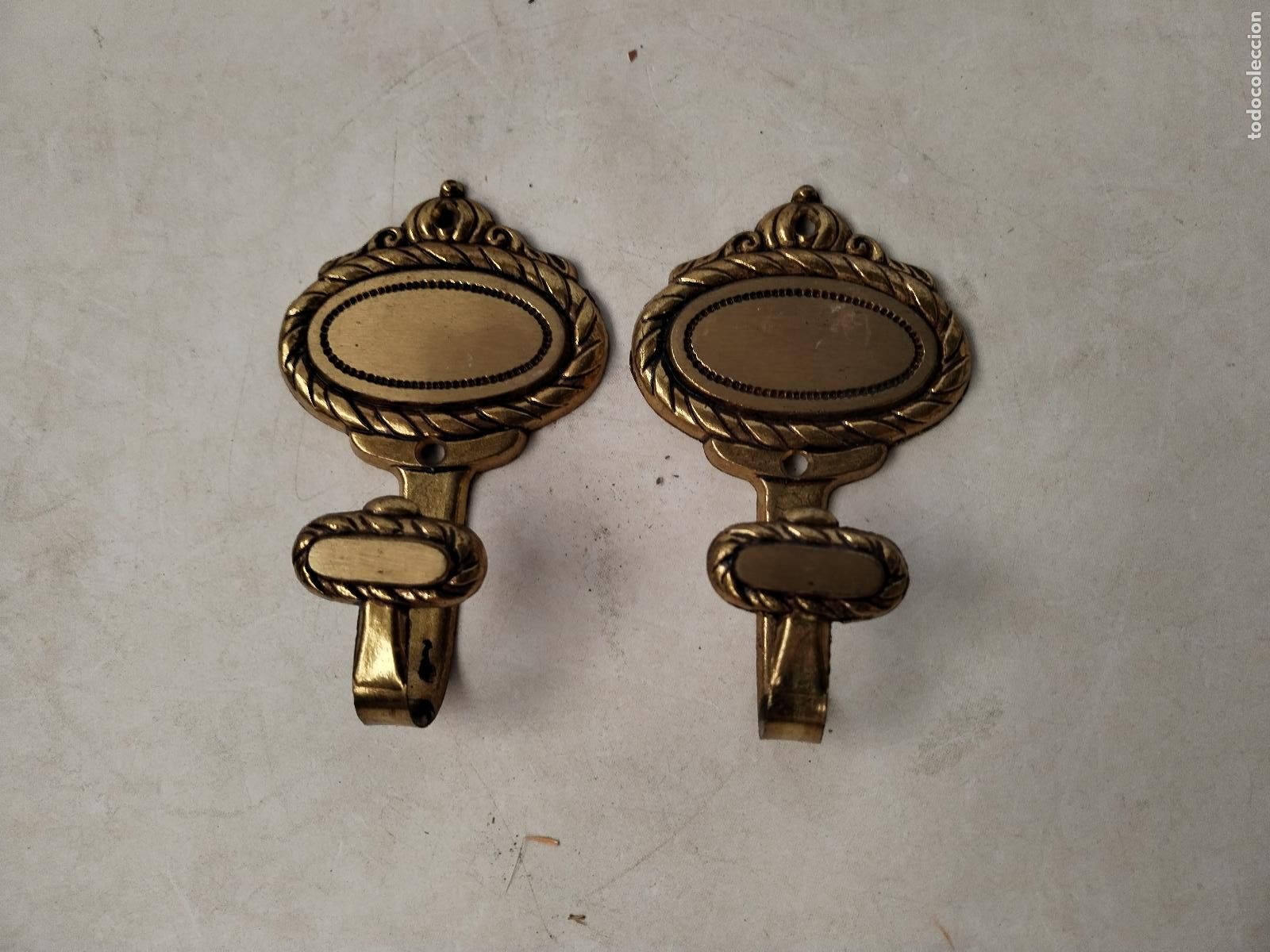 Antig&uuml;edades: 2 perchas de pared en metal dorado - c145