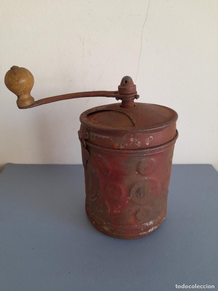Antiquit&eacute;s: antiguo molinillo de caf&eacute;, de chapa en relieve (17cm de alto, 10cm aprox de diametro)