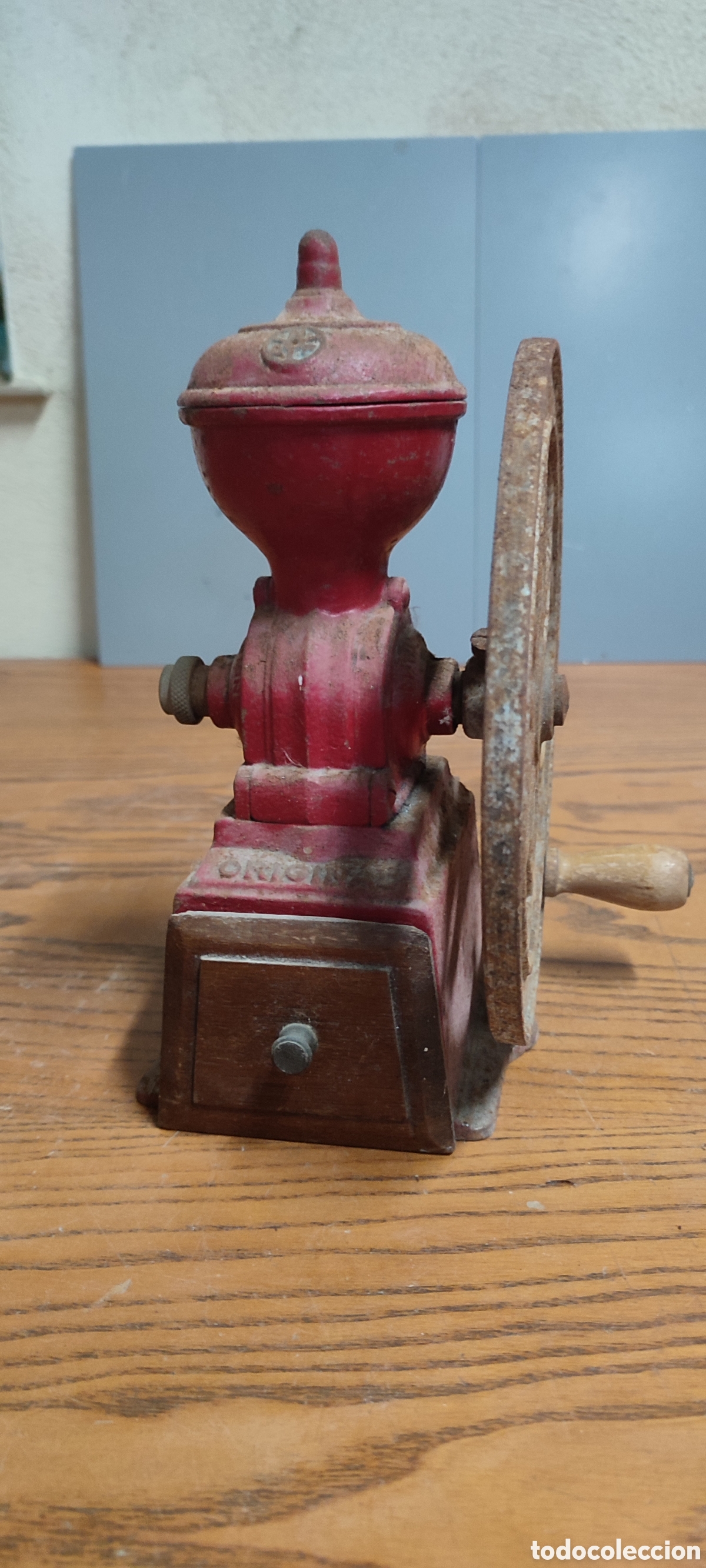 Antiguidades: Antiguo molinillo de caf&eacute; marca J.M.F, hierro colado esmaltado. A&ntilde;os 20