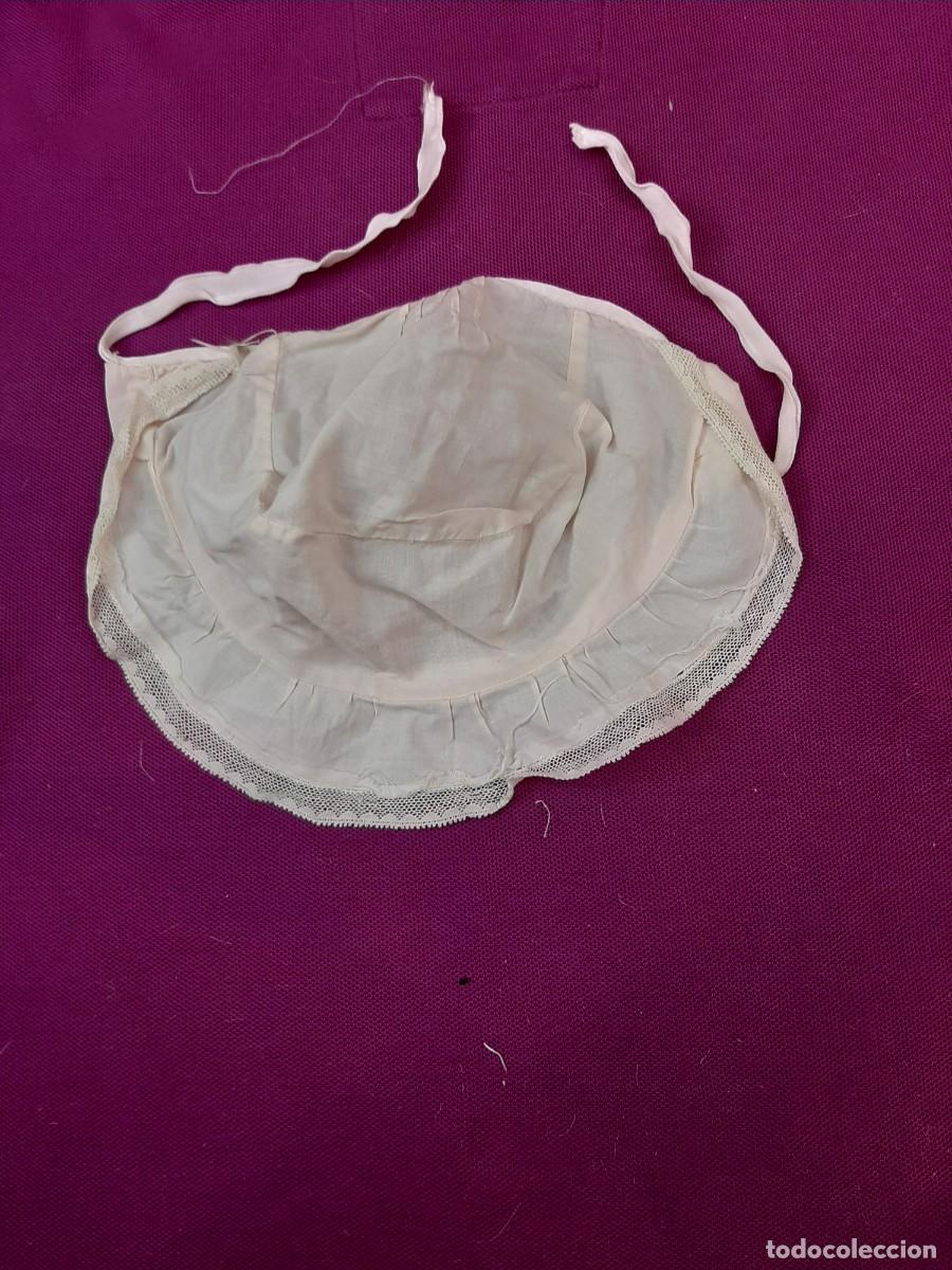 Antig&uuml;edades: 2 GORROS ANTIGUOS, DE TELA,TULL Y ENCAJE - Foto 3