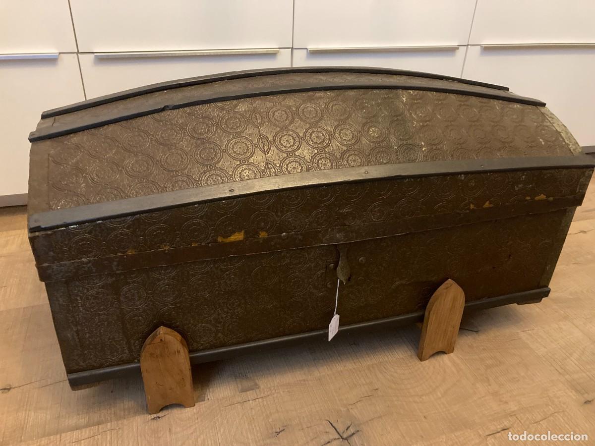 Antig&uuml;edades: Ba&uacute;l de madera y chapa repujada - Foto 1