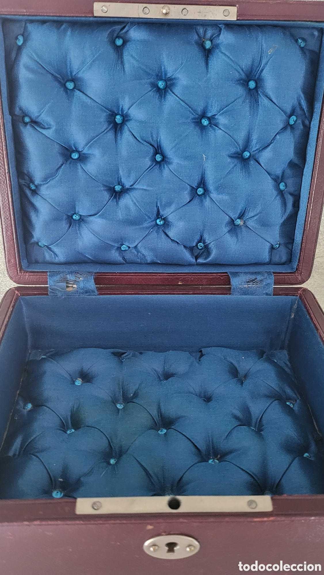 Antig&uuml;edades: ANTIGUA CAJA CON INTERIOR CAPITONE SEDA - Foto 1