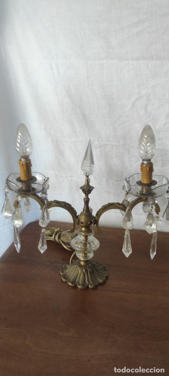 Antig&uuml;edades: PAREJA DE CANDELABROS DE BRONCE Y CRISTAL. - Foto 2