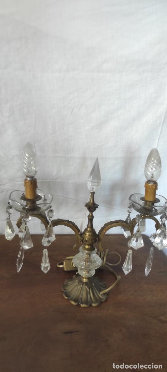 Antig&uuml;edades: PAREJA DE CANDELABROS DE BRONCE Y CRISTAL. - Foto 3