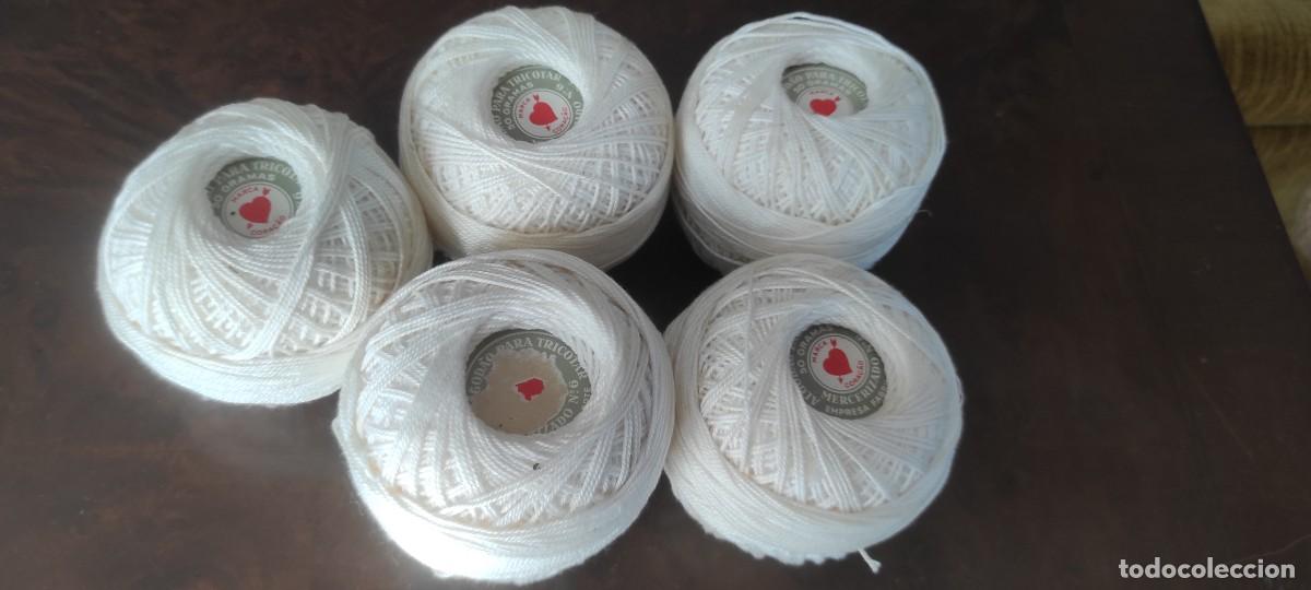 Antig&uuml;edades: LOTE DE 5 OVILLOS DE 50 GRAMOS DE ALGODON NUM. 9 - Foto 1