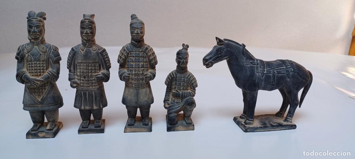 Oggetti Antichi: ESTUCHE 5 FIGURAS, 4 GUERREROS DE XI&rsquo;AN Y UN CABALLO