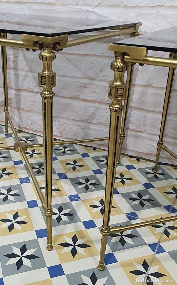 Antig&uuml;edades: Conjunto de tres mesas de bronce/laton - Foto 6