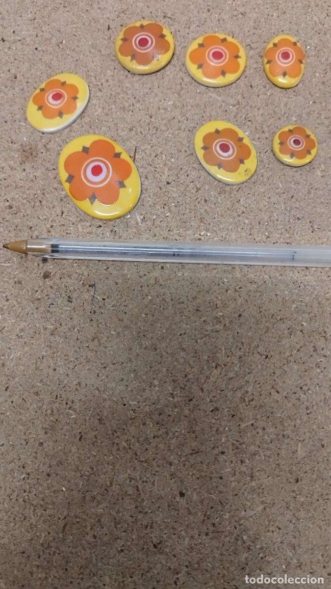 Antig&uuml;edades: Lote de 7 piezas de porcelana ,tipo medall&oacute;n.Motivos florales.