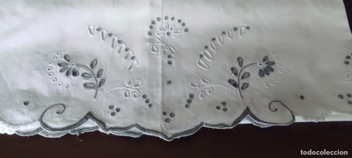 Antig&uuml;edades: ANTIGUA FUNDA DE ALMOHADA BORDADA A MANO. - Foto 2