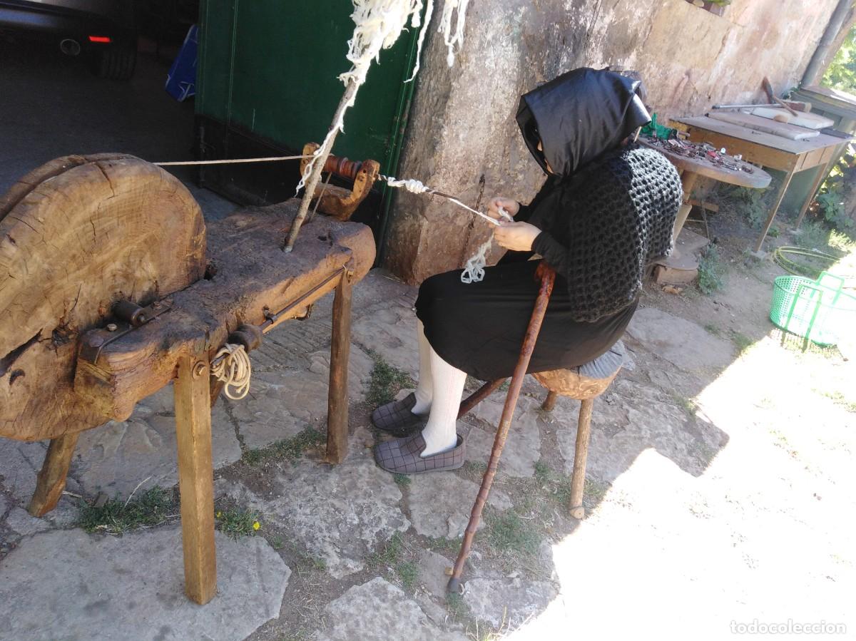 Antig&uuml;edades: PRIMITIVA HILADORA DE PEDAL - Foto 1
