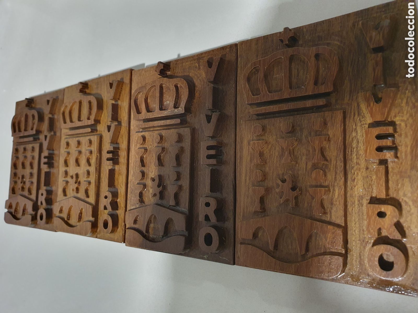 Antig&uuml;edades: Escudo de Viveiro tallado en madera - Foto 1