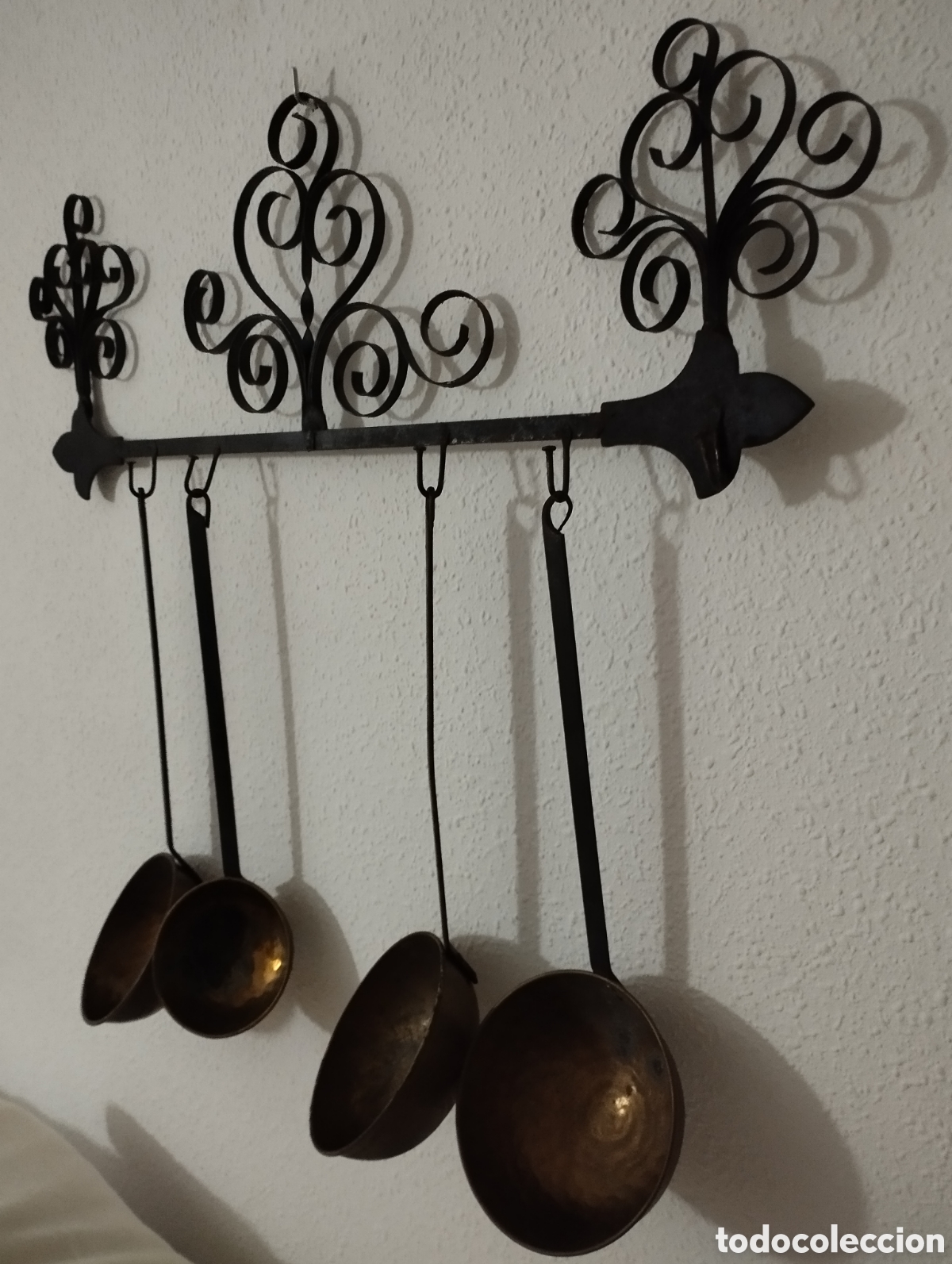 Antig&uuml;edades: Antigua Espetera y Cazos Lat&oacute;n. - Foto 2
