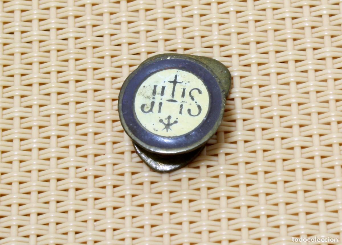 Antig&uuml;edades: PIN ANTIGUO DE SOLAPA EN LAT&Oacute;N JHS - Foto 1