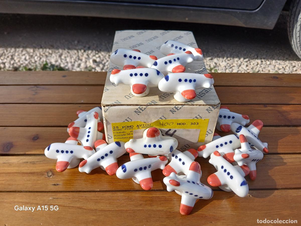 Antiques: ANTIGUA CAJA CON 18 POMOS DE PORCELANA EN FORMA DE AVION, TIRADORES DE CERAMICA.