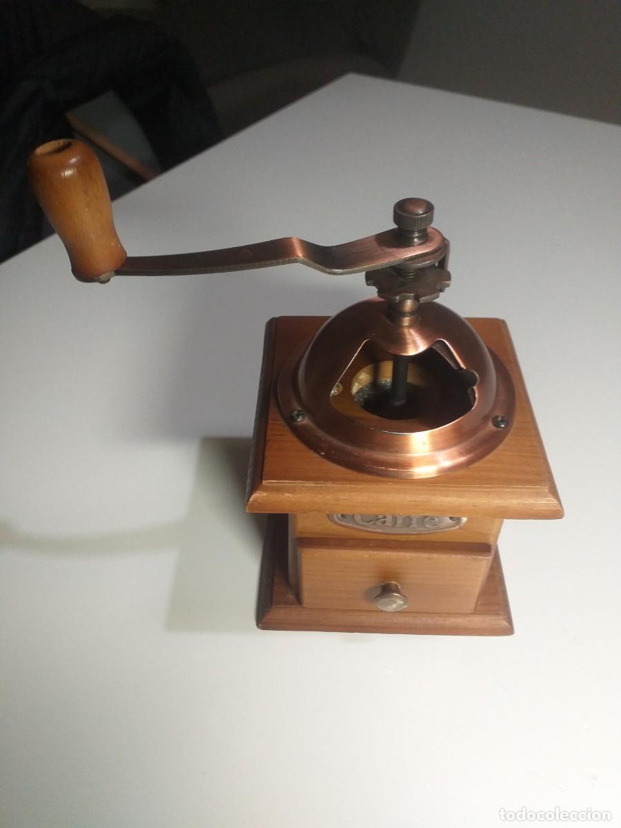 Antig&uuml;edades: Molinillo de caf&eacute; de madera y metal