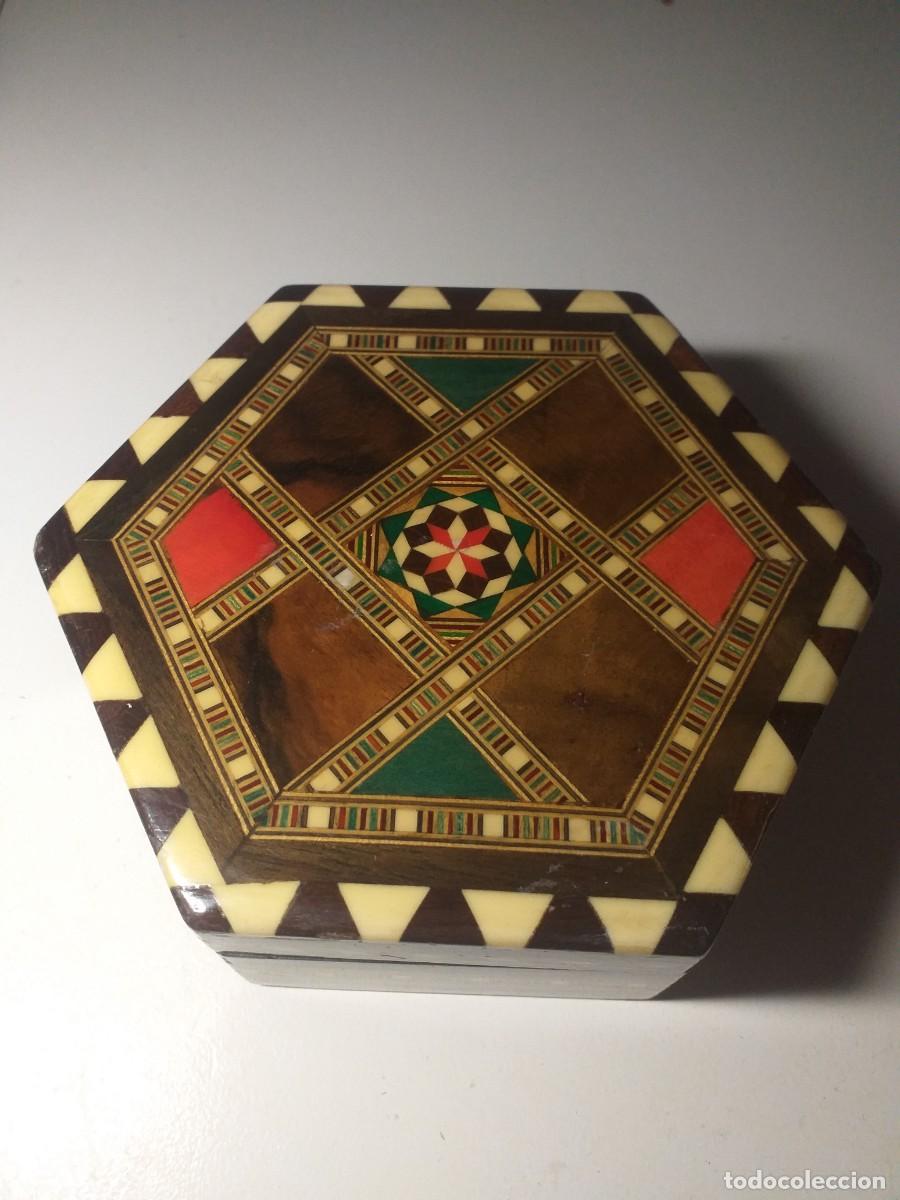Antig&uuml;edades: Joyero hexagonal con espejo. Taracea de Granada. - Foto 1