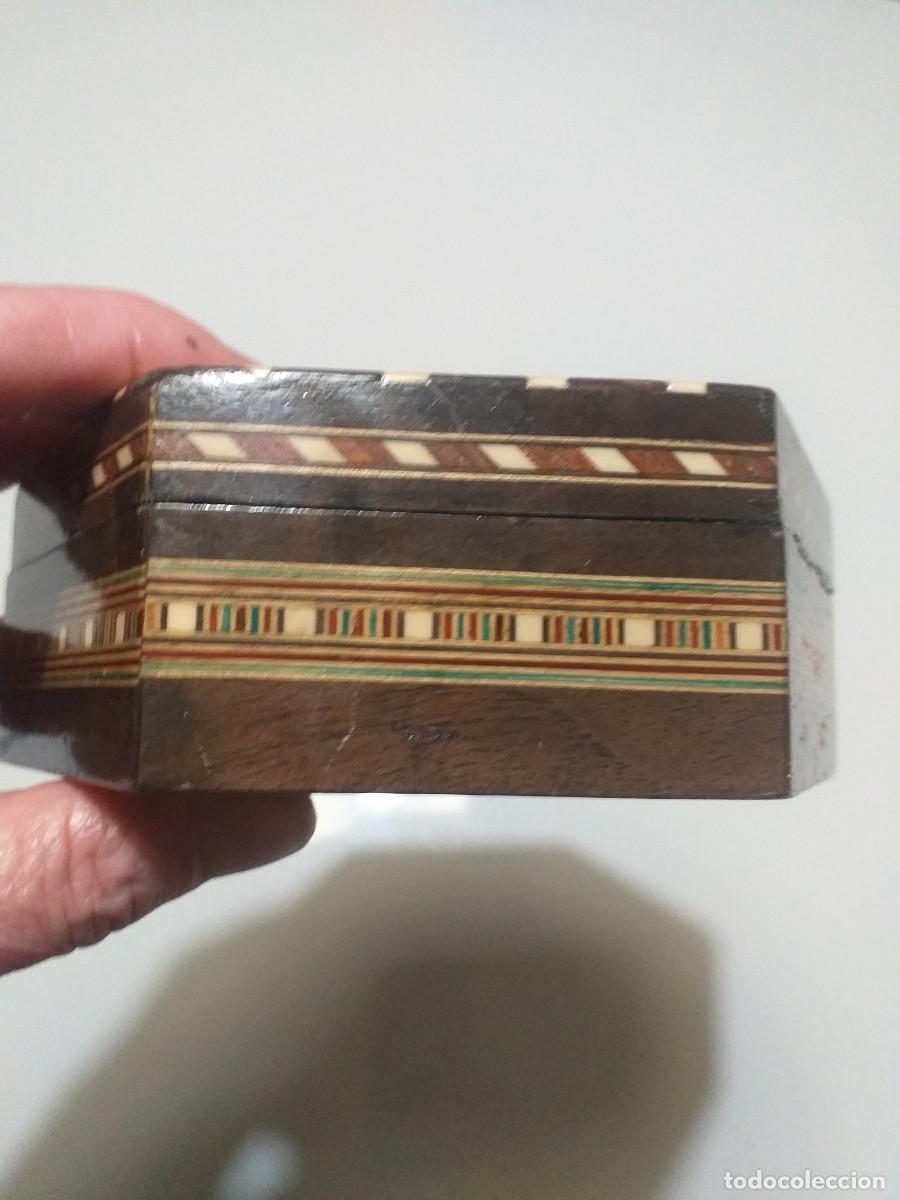 Antig&uuml;edades: Joyero hexagonal con espejo. Taracea de Granada. - Foto 2
