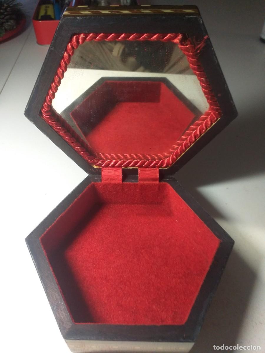 Antig&uuml;edades: Joyero hexagonal con espejo. Taracea de Granada. - Foto 3