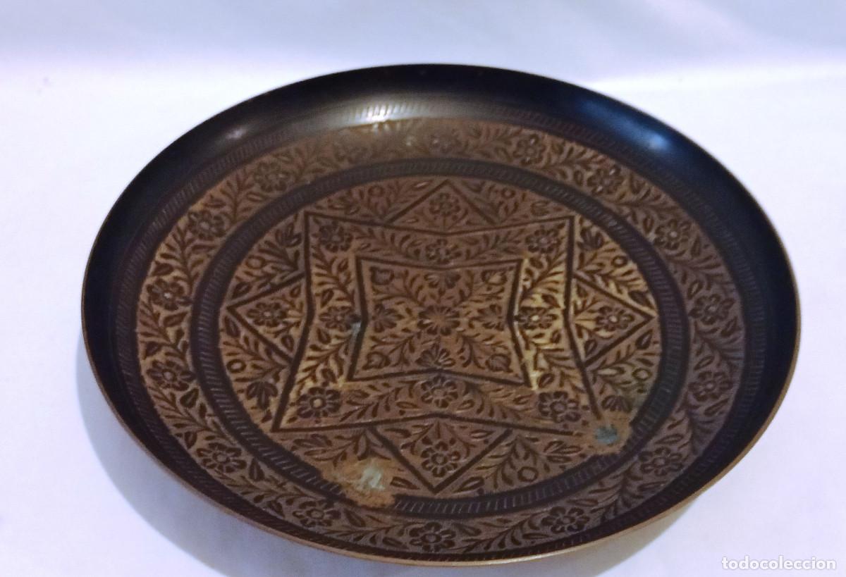 Antig&uuml;edades: Plato de bronce con motivos &aacute;rabes - Foto 2
