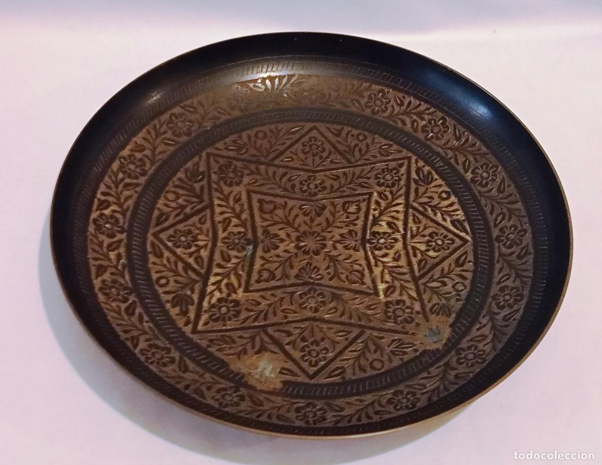 Antig&uuml;edades: Plato de bronce con motivos &aacute;rabes - Foto 3