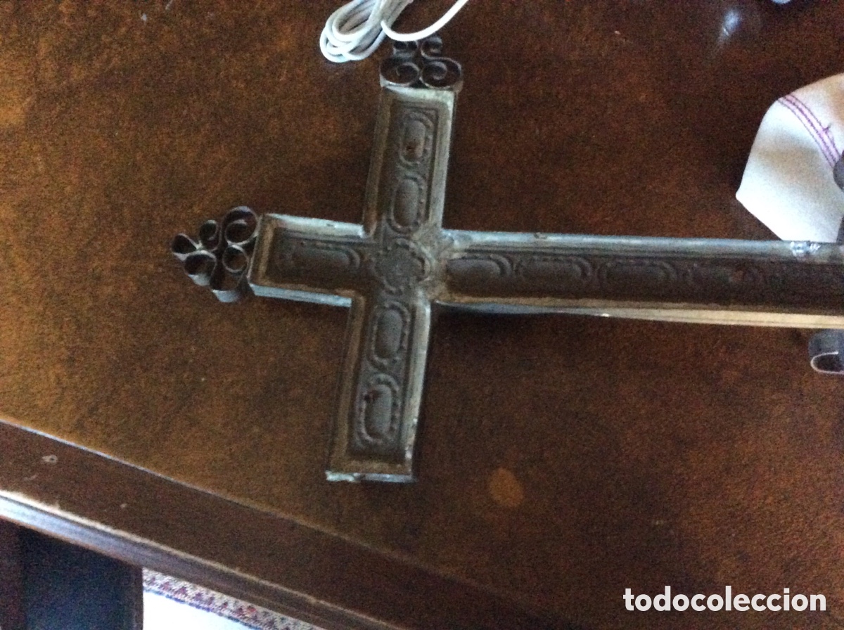 Antig&uuml;edades: Cruz procesional de lata - Foto 2