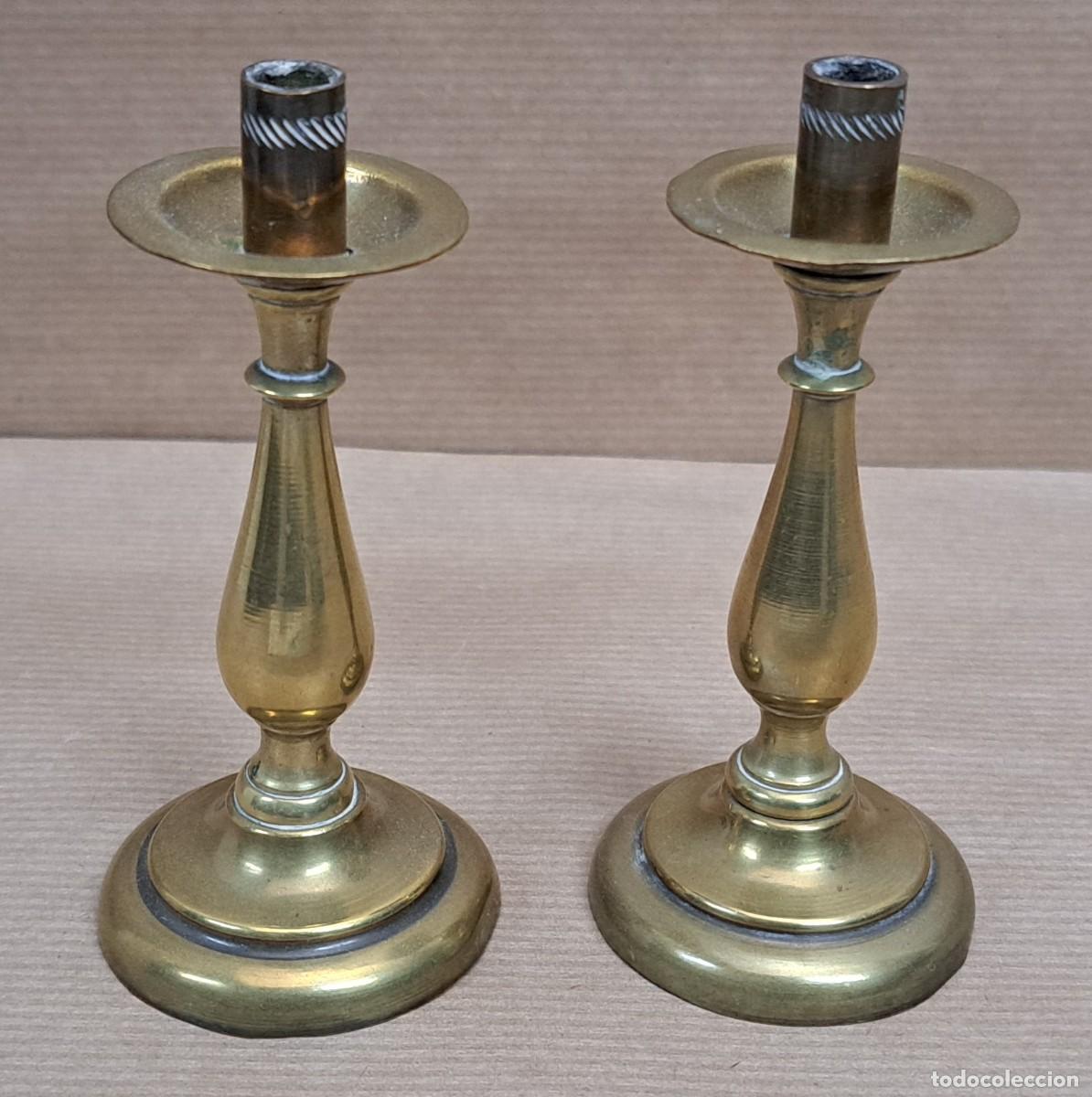 Antig&uuml;edades: 2 peque&ntilde;os candelabros de bronce - Foto 1
